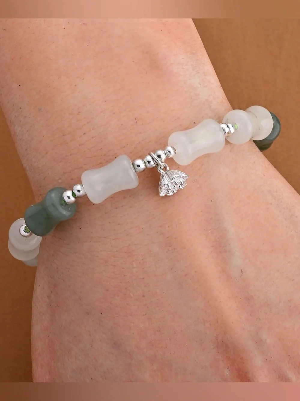 67 ctw Serpentine Green and White Bead Stretch Bracelet with Silvertone accents